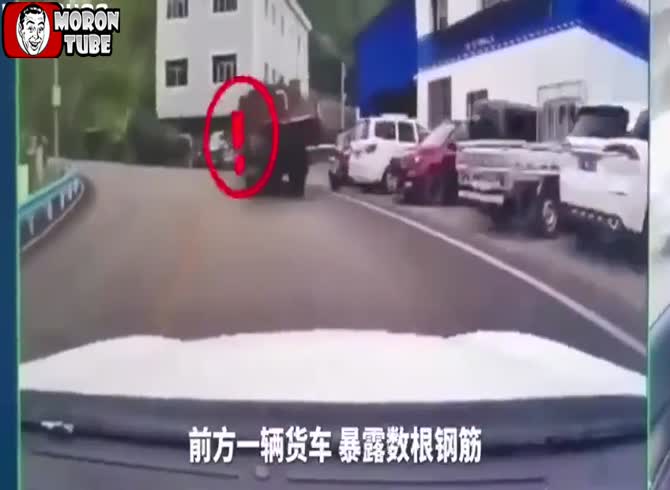 Video :In a terrible traffic accident in China, a woman was impaled by flying pipes (Warning - disturbing)